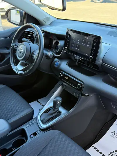 Toyota Yaris 1.5 Premium e-CVT — Hybride économe, premier propriétaire suisse — Miniatura 26