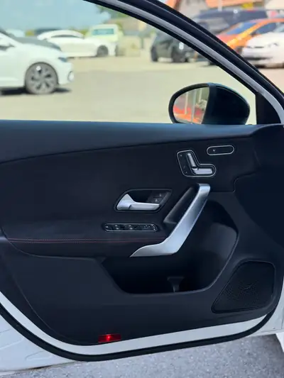 Mercedes-Benz A 200 AMG Line — Berline compacte premium, toit panoramique, entretien suivi — Thumbnail 20