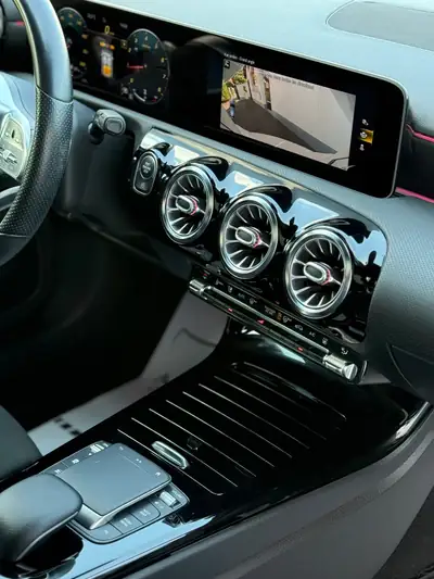 Mercedes-Benz A 200 AMG Line — Berline compacte premium, toit panoramique, entretien suivi — Thumbnail 29