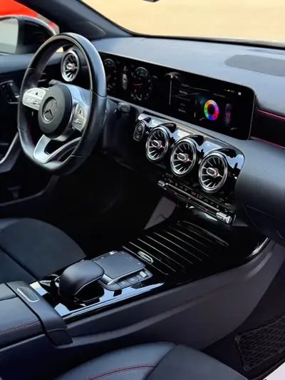 Mercedes-Benz A 200 AMG Line — Berline compacte premium, toit panoramique, entretien suivi — Thumbnail 28