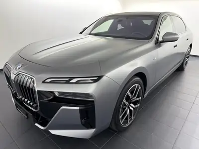 BMW 740d xDrive 48V M Sport — Berline de luxe hybride mild, premier propriétaire, kilométrage très faible — exterior view