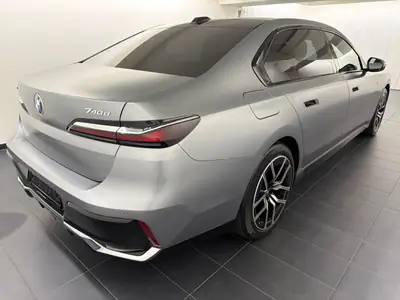 BMW 740d xDrive 48V M Sport — Berline de luxe hybride mild, premier propriétaire, kilométrage très faible — rear view