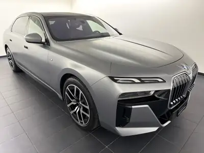 BMW 740d xDrive 48V M Sport — Berline de luxe hybride mild, premier propriétaire, kilométrage très faible — interior