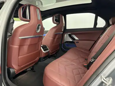 BMW 740d xDrive 48V M Sport — Berline de luxe hybride mild, premier propriétaire, kilométrage très faible — detail