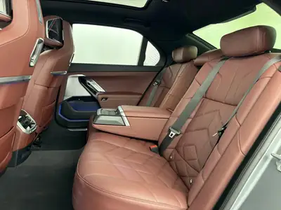 BMW 740d xDrive 48V M Sport — Berline de luxe hybride mild, premier propriétaire, kilométrage très faible — Thumbnail 9