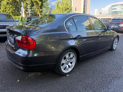BMW 330i — Berline élégante, moteur performant, 167'000 km seulement — tableau de bord