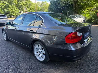 BMW 330i — Berline élégante, moteur performant, 167'000 km seulement — intérieur