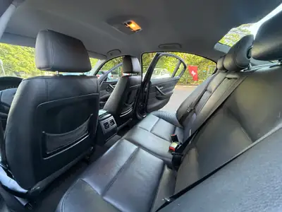 BMW 330i — Berline élégante, moteur performant, 167'000 km seulement — Miniature 8