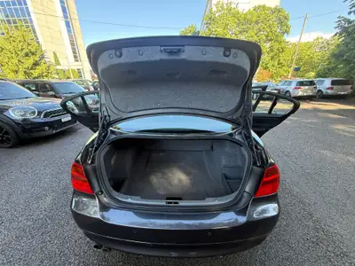 BMW 330i — Berline élégante, moteur performant, 167'000 km seulement — Miniature 7