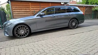 Mercedes-Benz E 450 AMG Line 4Matic — Berline de prestige, 367 ch, toit panoramique — side view