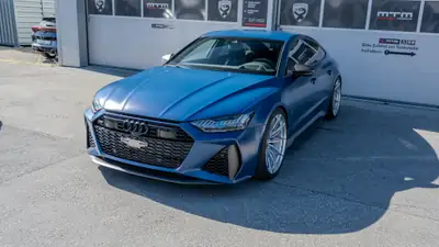 Audi RS7 4.0 V8 TFSI Performance — Berline sportive exclusive, 629 ch, Ascari Blau Matt — rear view