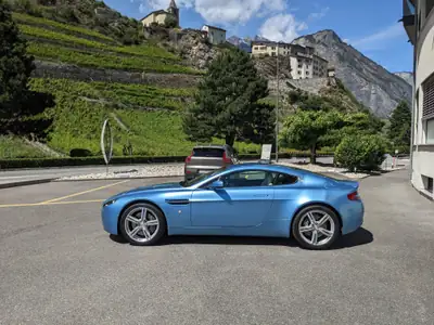 Aston Martin V8 Vantage 4.7 Sportshift — Coupé sportif britannique, 426 ch d'exception — Seitenansicht