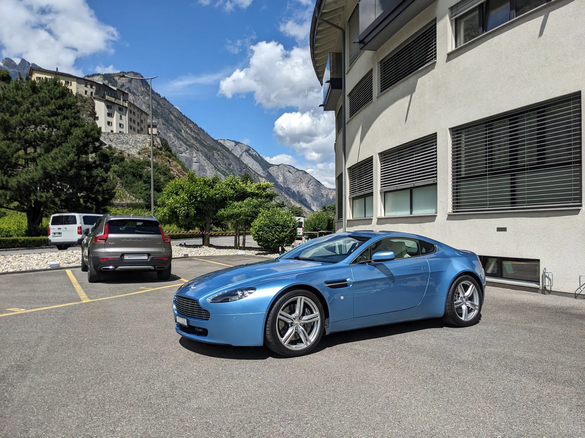 Aston Martin V8 Vantage 4.7 Sportshift — Coupé sportif britannique, 426 ch d'exception — Außenansicht