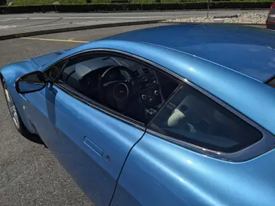 Aston Martin V8 Vantage 4.7 Sportshift — Coupé sportif britannique, 426 ch d'exception — Miniatur 9