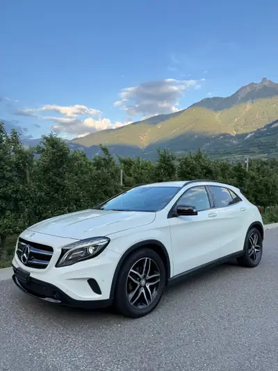 Mercedes-Benz GLA 200 Night Star — SUV compact premium, 32 500 km, première main — côté