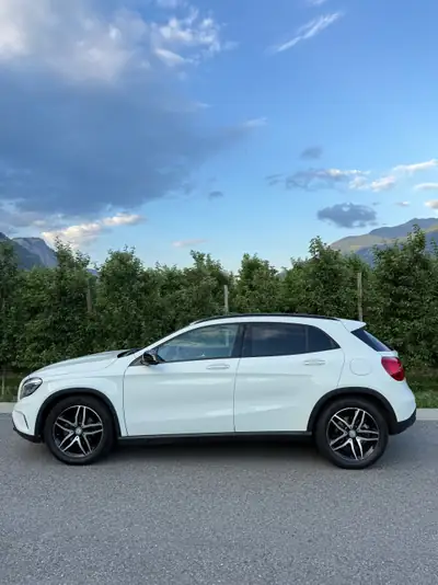 Mercedes-Benz GLA 200 Night Star — SUV compact premium, 32 500 km, première main — arrière