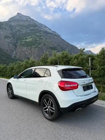 Mercedes-Benz GLA 200 Night Star — SUV compact premium, 32 500 km, première main — intérieur