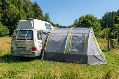 VW T4 TDI Camper Carthago — Aménagement d'usine, 4 couchages, prêt à l'aventure — vista posteriore