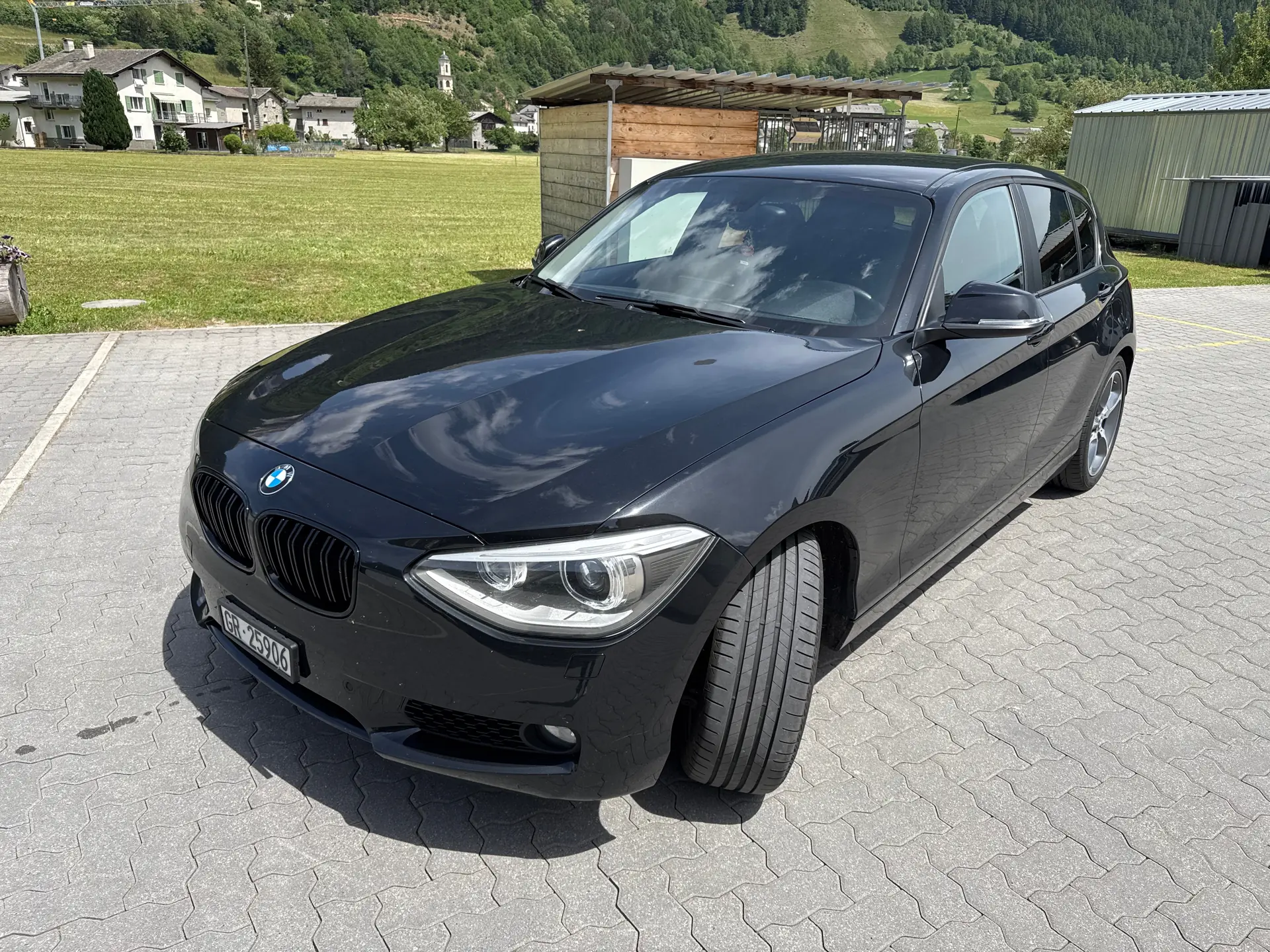 BMW 120d xDrive — Berline compacte diesel performante, 218 000 km — vue extérieure