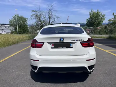 BMW X6 M50d — SUV coupé premium diesel, 381 ch et transmission intégrale — rear view