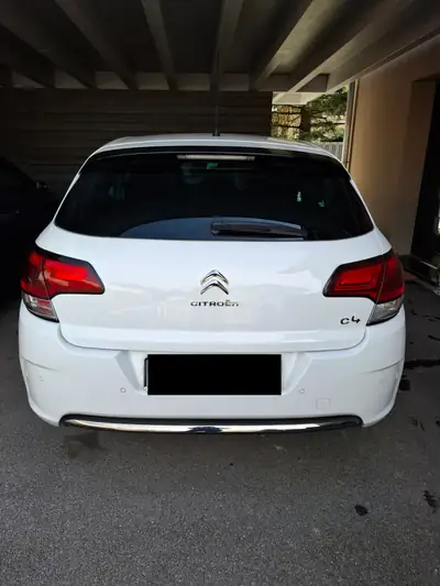 Citroën C4 1.2 PureTech Shine — Berline élégante, faible consommation et entretien réduit — Heckansicht