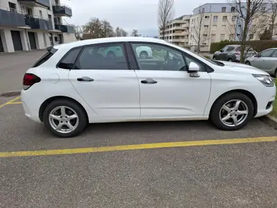 Citroën C4 1.2 PureTech Shine — Berline élégante, faible consommation et entretien réduit — Außenansicht