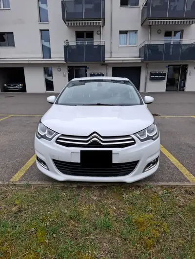 Citroën C4 1.2 PureTech Shine — Berline élégante, faible consommation et entretien réduit — Seitenansicht