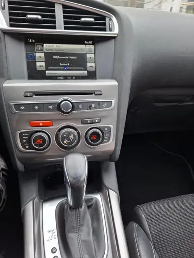 Citroën C4 1.2 PureTech Shine — Berline élégante, faible consommation et entretien réduit — Detail