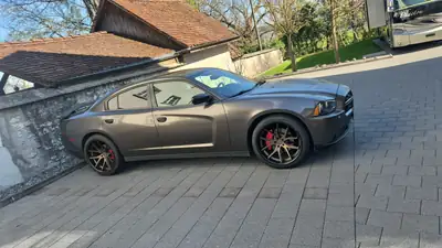 Dodge Charger R/T 2011 — Muscle car légendaire, 375 ch et transmission automatique — vue extérieure