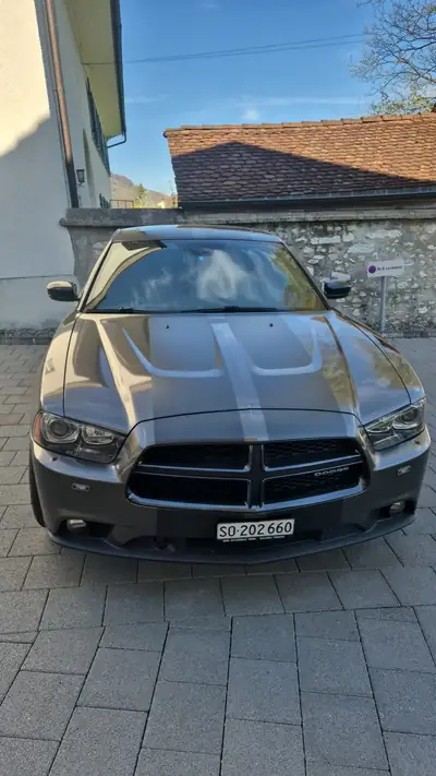 Dodge Charger R/T 2011 — Muscle car légendaire, 375 ch et transmission automatique — côté
