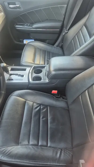 Dodge Charger R/T 2011 — Muscle car légendaire, 375 ch et transmission automatique — tableau de bord