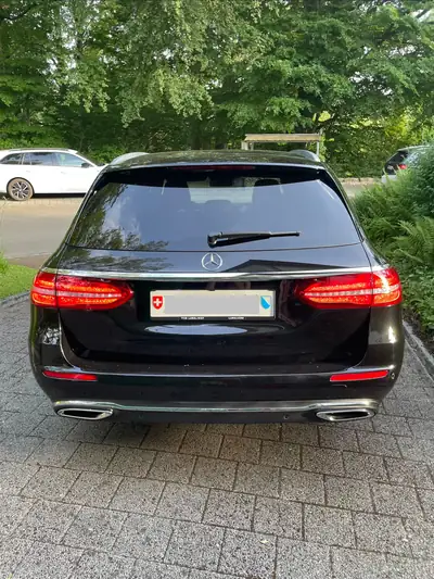 Mercedes-Benz E 220 Avantgarde 4-Matic — Break diesel performant, 4WD et équipements premium — Heckansicht