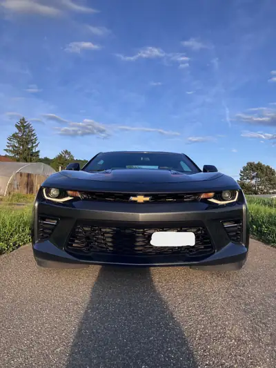 Chevrolet Camaro 6.2 V8 50th Anniversary — Muscle car légendaire, 453 ch purs — fianco