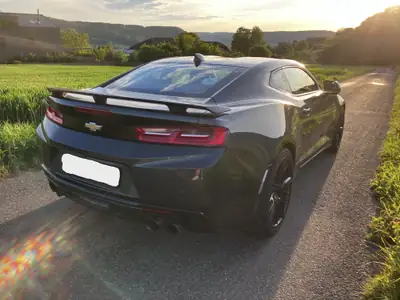Chevrolet Camaro 6.2 V8 50th Anniversary — Muscle car légendaire, 453 ch purs — vista posteriore
