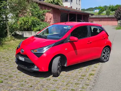 Toyota AYGO 2021 — Citadine pétillante, 25'000 km seulement, rouge dynamique — Außenansicht