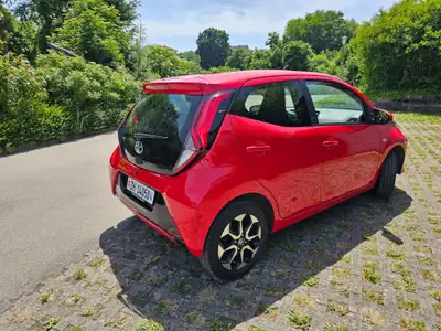 Toyota AYGO 2021 — Citadine pétillante, 25'000 km seulement, rouge dynamique — Heckansicht