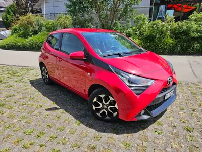 Toyota AYGO 2021 — Citadine pétillante, 25'000 km seulement, rouge dynamique — Seitenansicht