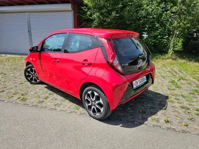 Toyota AYGO 2021 — Citadine pétillante, 25'000 km seulement, rouge dynamique — Innenraum