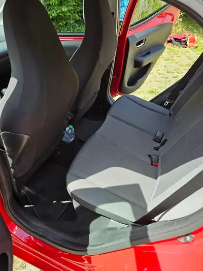 Toyota AYGO 2021 — Citadine pétillante, 25'000 km seulement, rouge dynamique — Detail