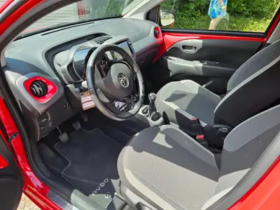 Toyota AYGO 2021 — Citadine pétillante, 25'000 km seulement, rouge dynamique — Armaturenbrett