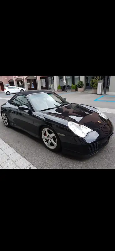 Porsche 911 Carrera 4S Cabriolet — Légende allemande, 320 ch et transmission manuelle — exterior view