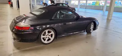 Porsche 911 Carrera 4S Cabriolet — Légende allemande, 320 ch et transmission manuelle — interior