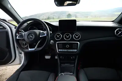 Mercedes-Benz GLA 220 AMG Line — SUV compact premium 4×4, seulement 63'681 km — Heckansicht