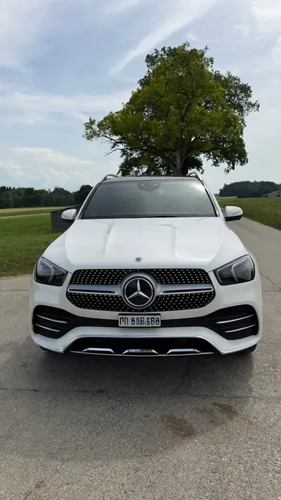 Mercedes-Benz GLE 400d 4MATIC — SUV premium 7 places, 330 PS, design blanc immaculé — vue extérieure