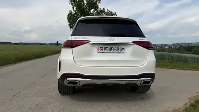 Mercedes-Benz GLE 400d 4MATIC — SUV premium 7 places, 330 PS, design blanc immaculé — tableau de bord