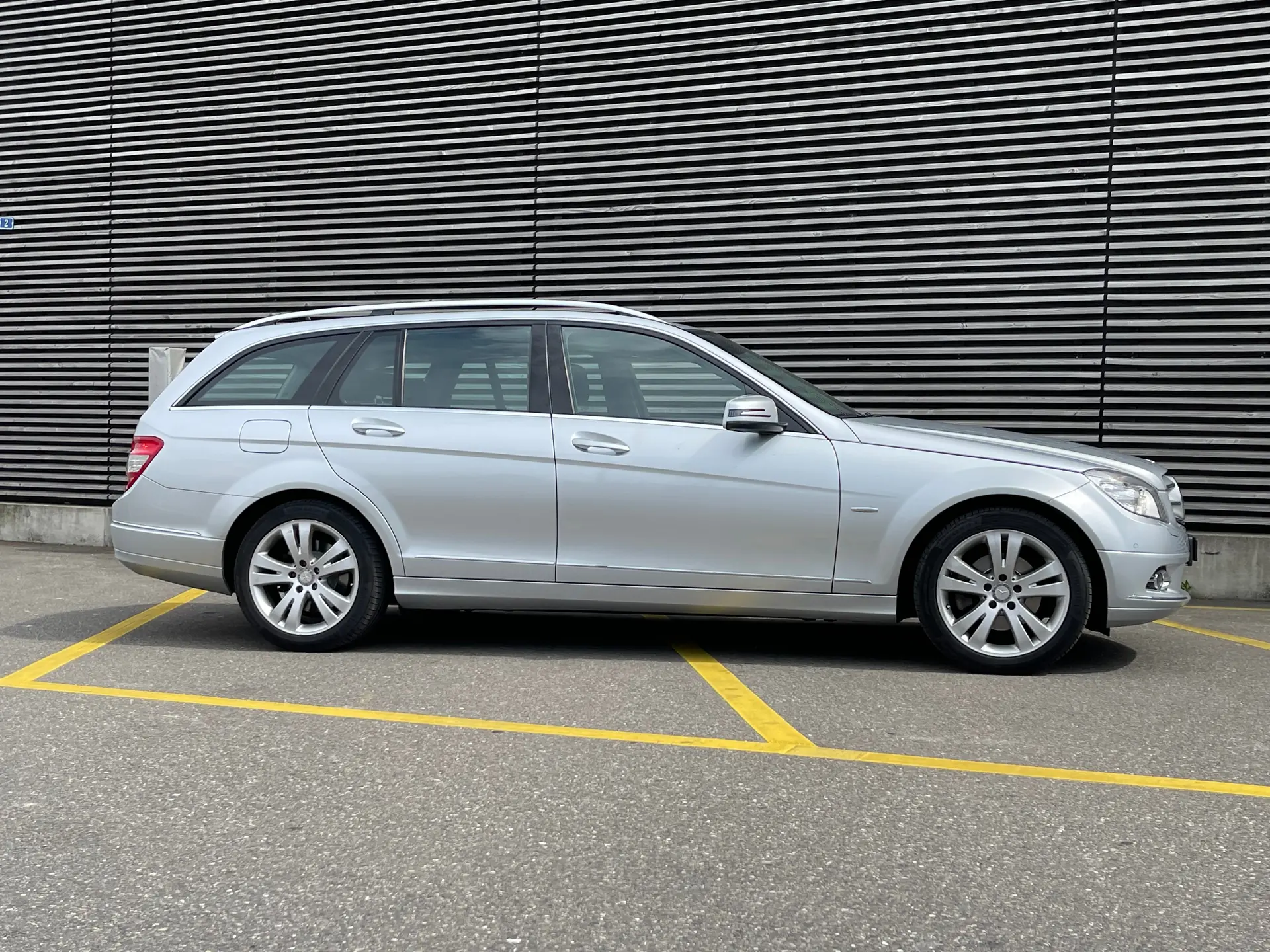 Mercedes-Benz Classe C 200 Avantgarde — Break élégant, moteur efficient et révision à jour — vista esterna
