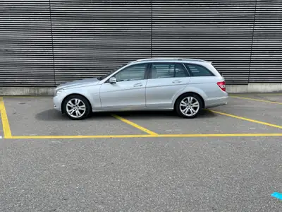 Mercedes-Benz Classe C 200 Avantgarde — Break élégant, moteur efficient et révision à jour — vista posteriore