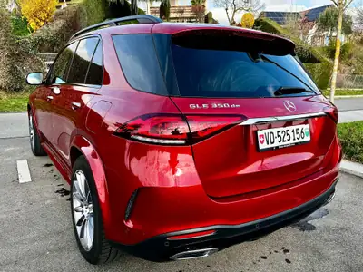 Mercedes-Benz GLE 350 de AMG Line — SUV hybride rechargeable, 102 000 km, rouge élégant — fianco