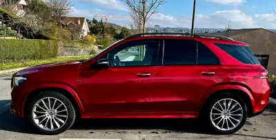 Mercedes-Benz GLE 350 de AMG Line — SUV hybride rechargeable, 102 000 km, rouge élégant — interni