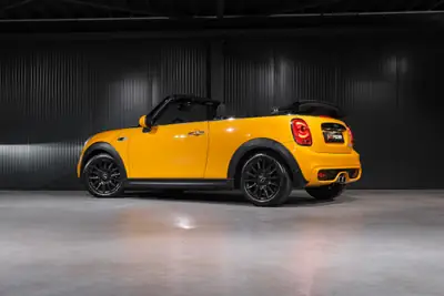 MINI Cooper S Cabriolet — Décapotable dynamique, orange métallisée, entretien récent — fianco
